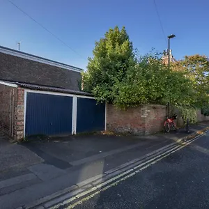 Plum Tree Retreat-free Parking Apartment York