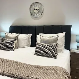 Master In Apartment Southampton